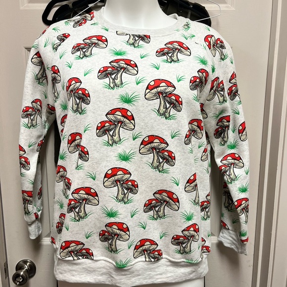 Plus Graphic crew neck sweatshirt NWT 🍄🍄 - Picture 1 of 3
